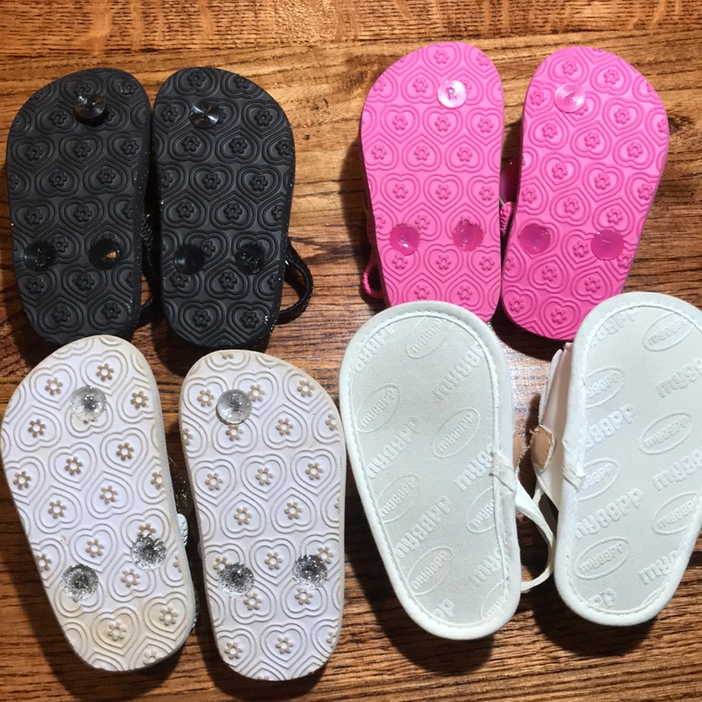 Toddler flip flops/sandal bundle🖤 - Picture 6 of 6